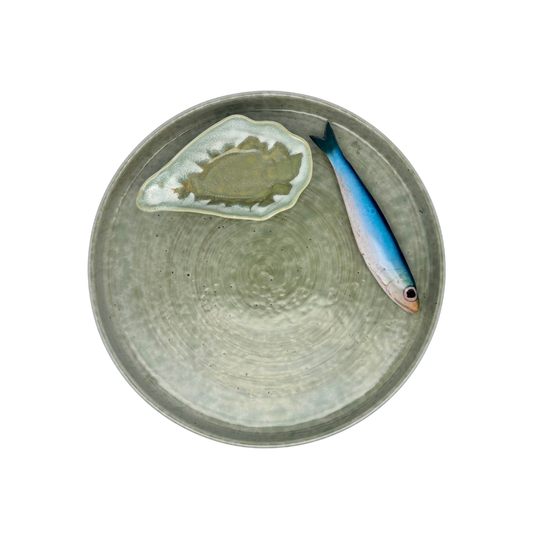Sardine op een zeegroen borrelbord incl. dipschaaltje. 26 cm