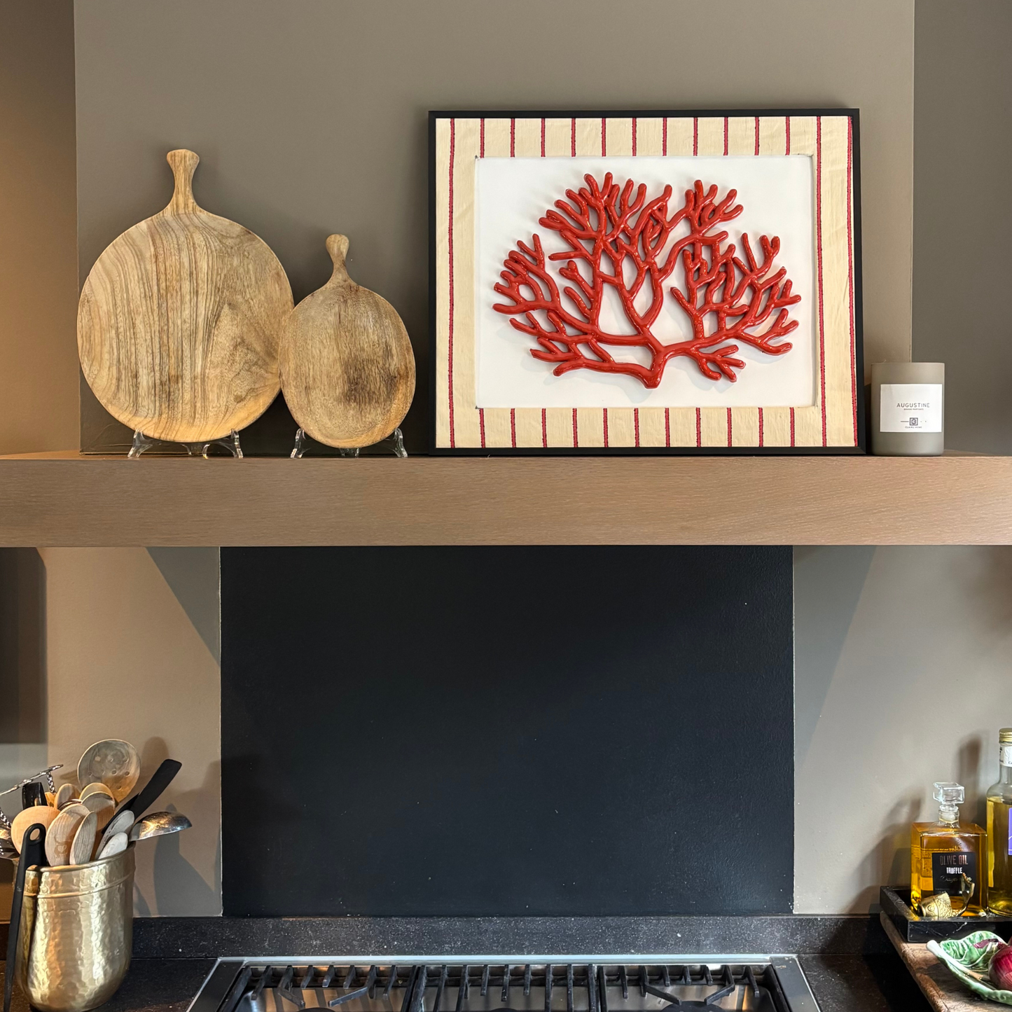 Koraal groot in créme/rood streep passe-partout, lijst zwart 51x41cm