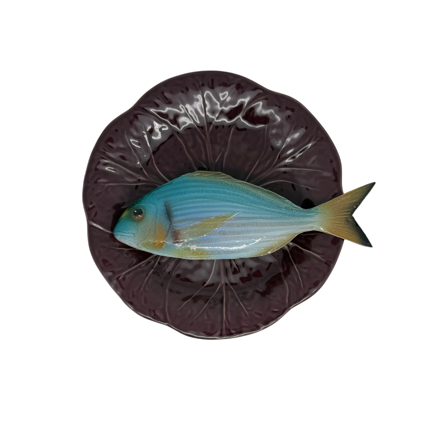 Orata op een aubergine bladvormig bord, 21cm