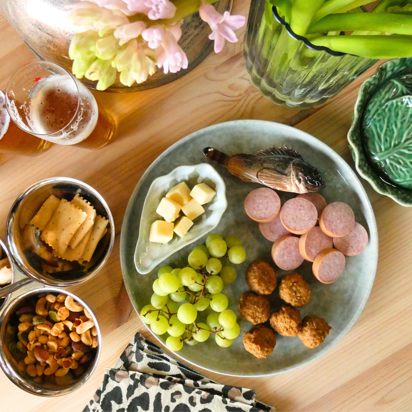 Scorfano marrone op een zeegroen borrelbord incl. dipschaaltje. 26 cm