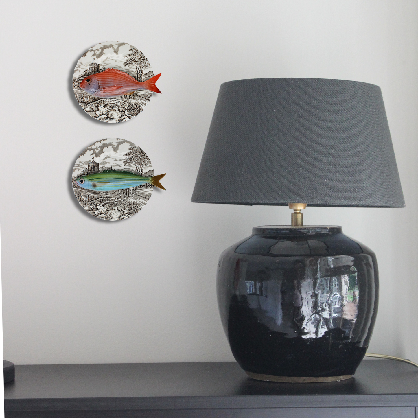 Boga op donker bruin vintage bord, 16 cm rond