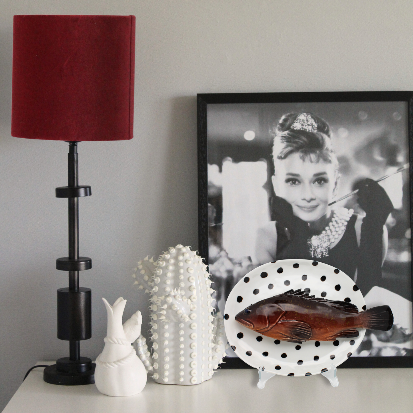 Cernia medio op een ovaal wit met zwarte stippen bord, 22X19 cm