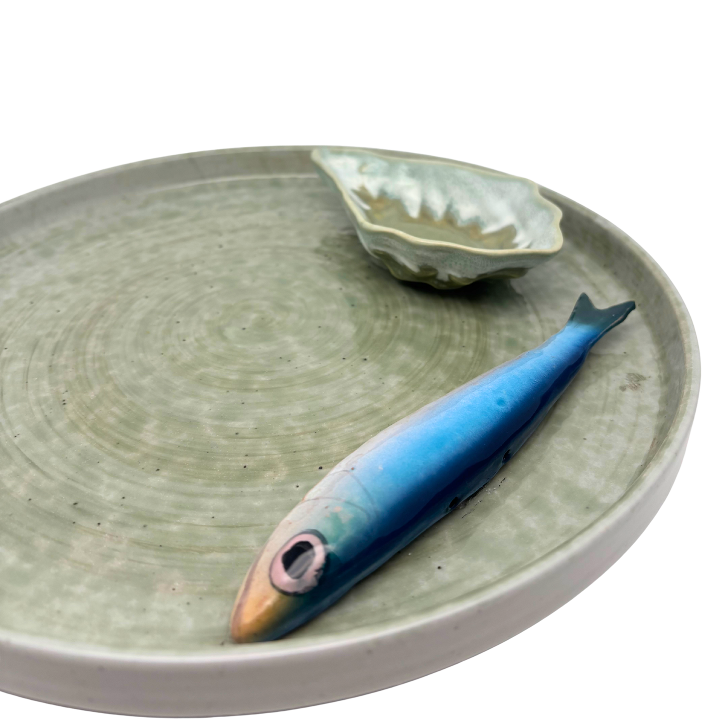Sardine op een zeegroen borrelbord incl. dipschaaltje. 26 cm