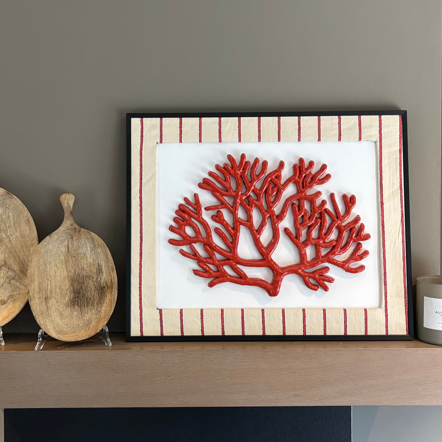 Koraal groot in créme/rood streep passe-partout, lijst zwart 51x41cm