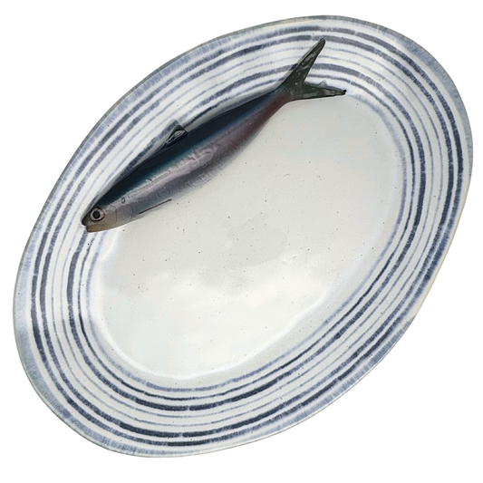 Haring/Alaccia op een groot ovaal serveerbord (40x28cm) met blauw gestreepte rand.