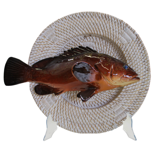 Cernia Multi Grande op een wit rotan bord, 27cm rond