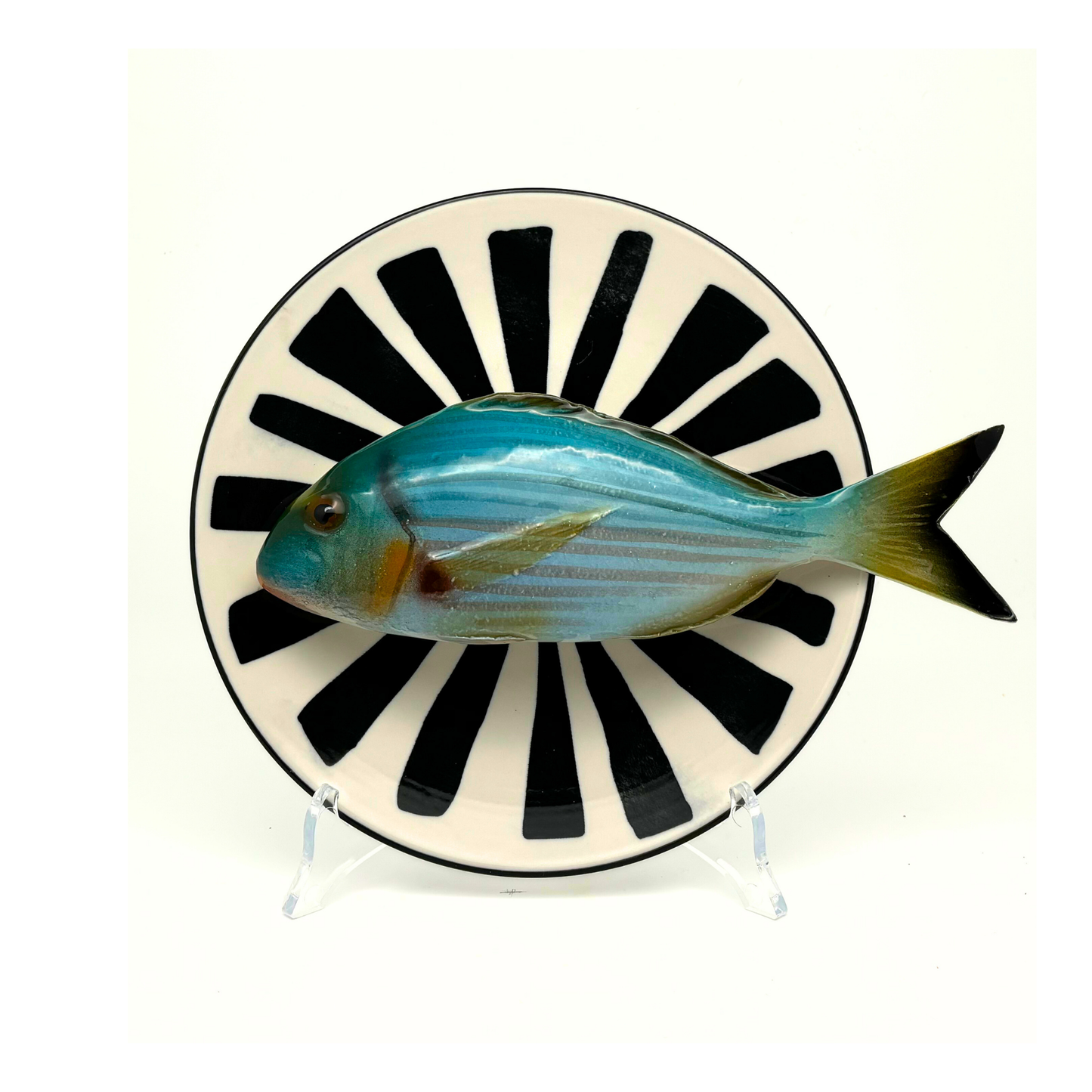 Orata medio op bord met zwart/wit decoratie, 20cm rond