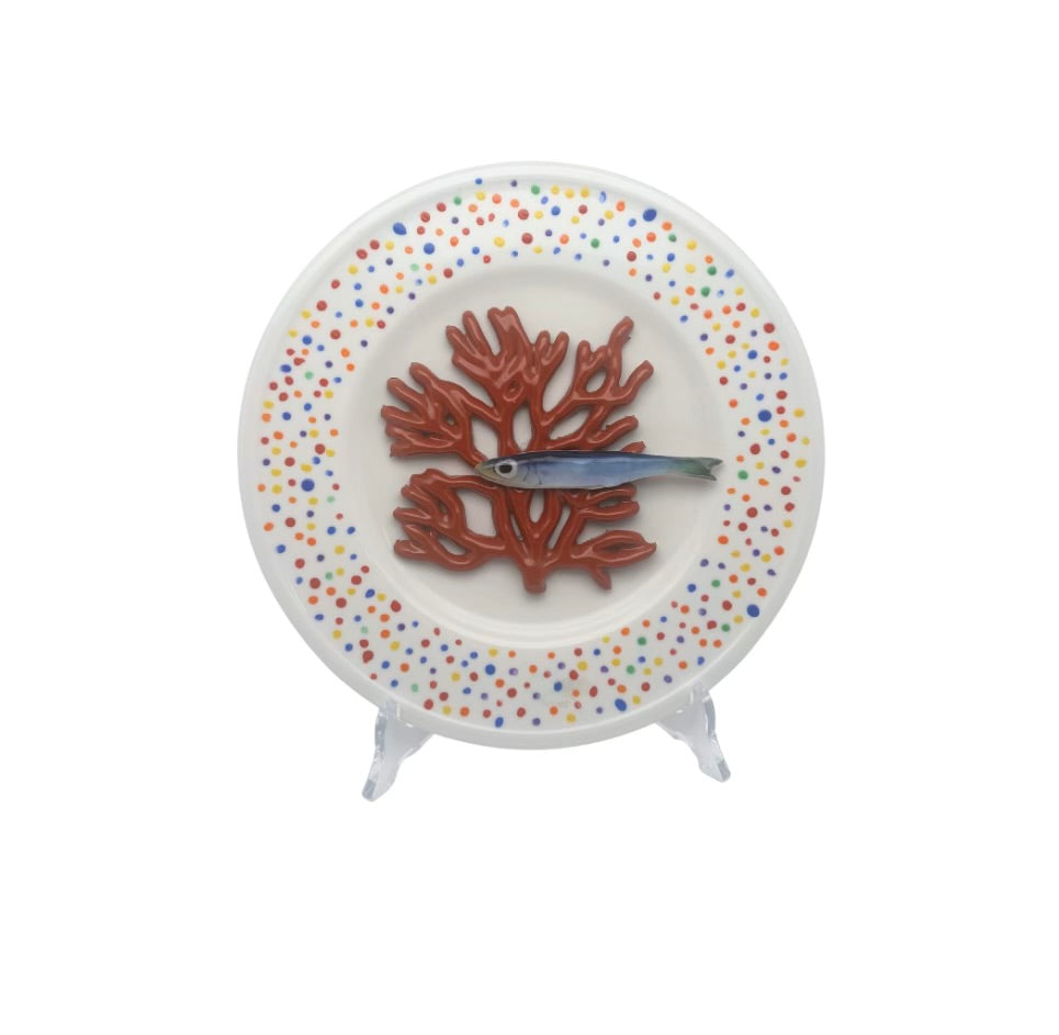 Koraal medio op wit bordje met gekleurde stippen rand, 22 cm