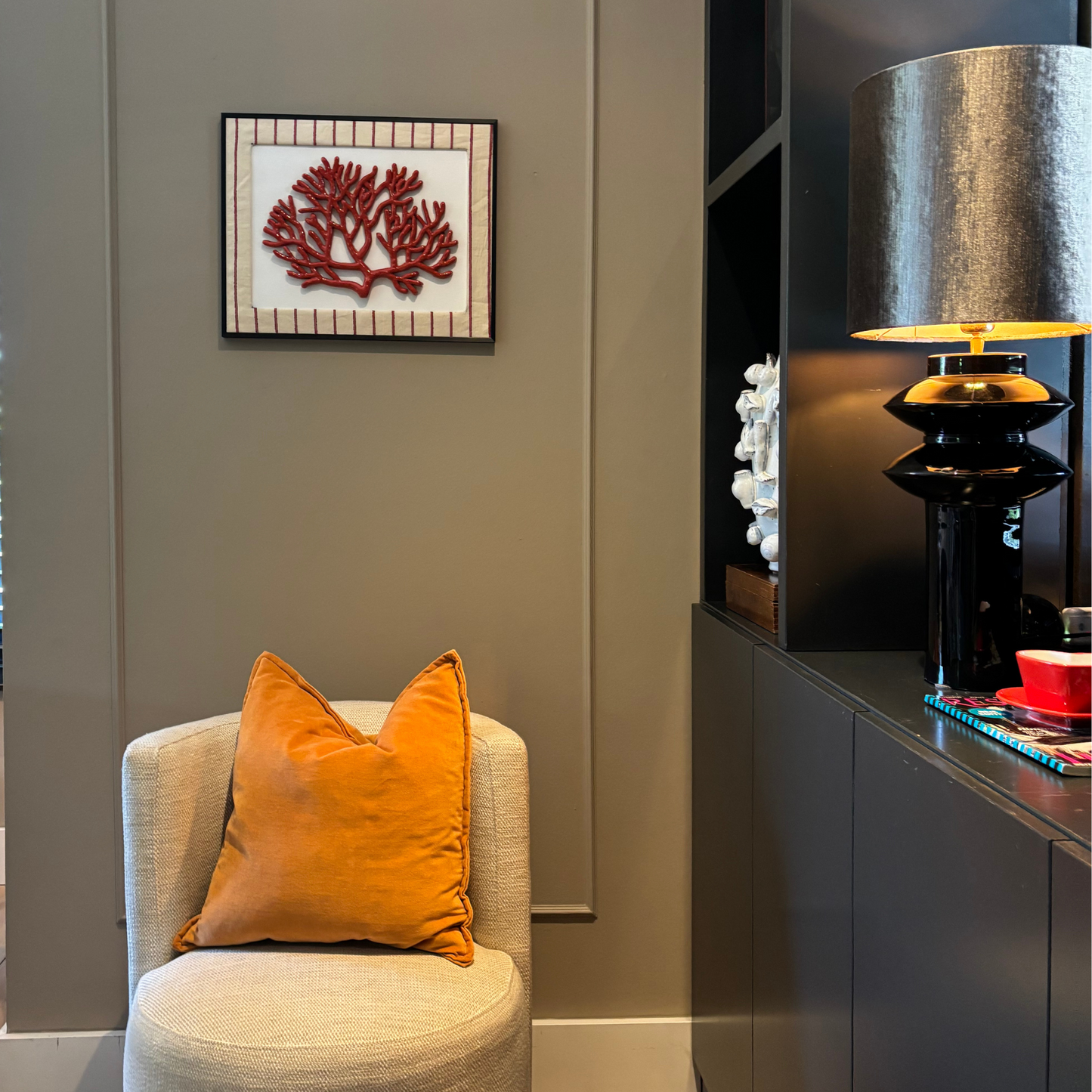 Koraal groot in créme/rood streep passe-partout, lijst zwart 51x41cm