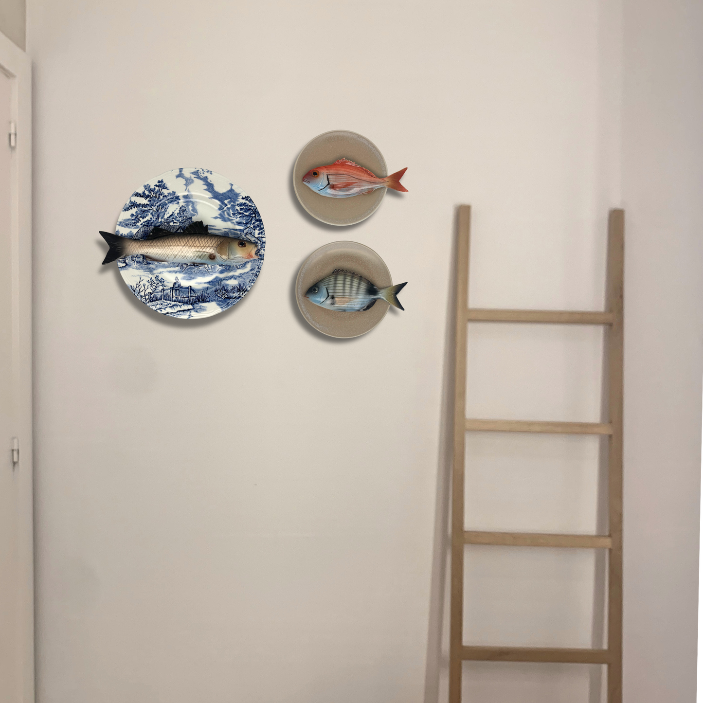 Spigola op blauw vintage bord, 25 cm rond