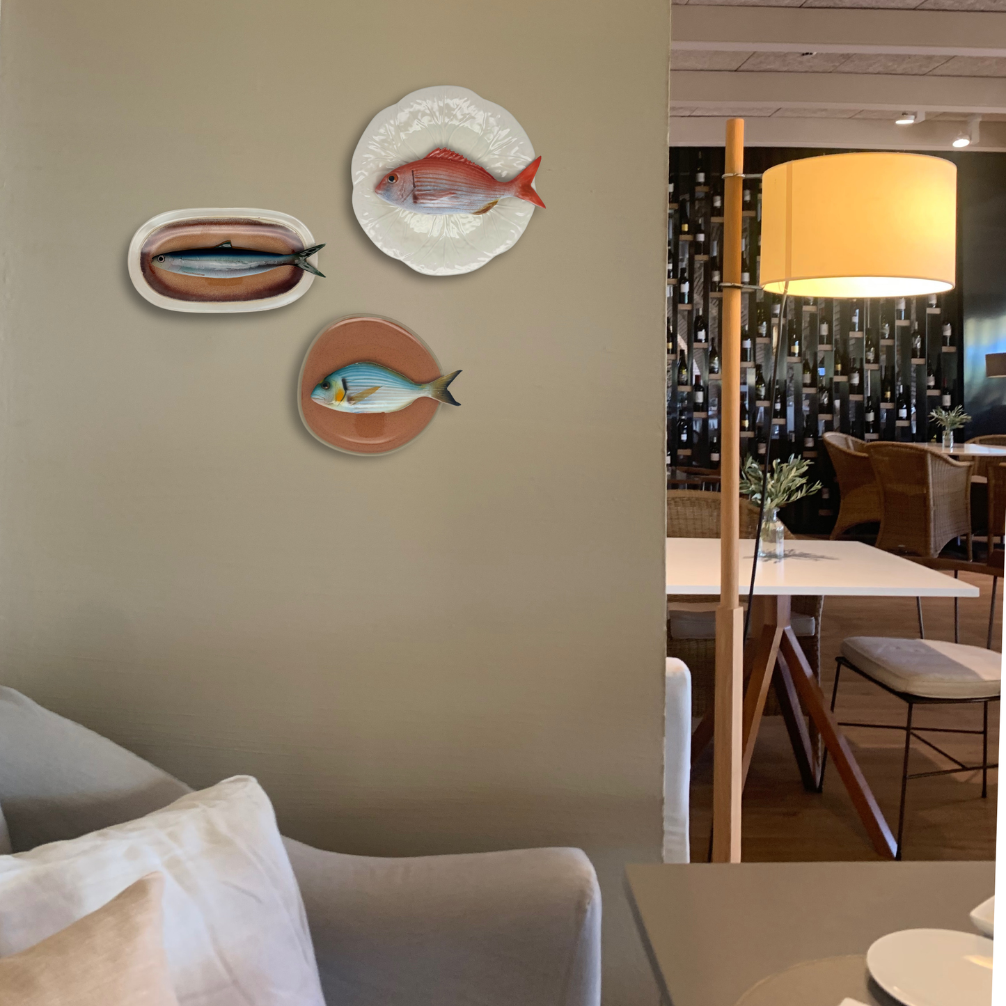 Alaccia/Haring op ovaal bruin bord met lichte rand, 26x25cm