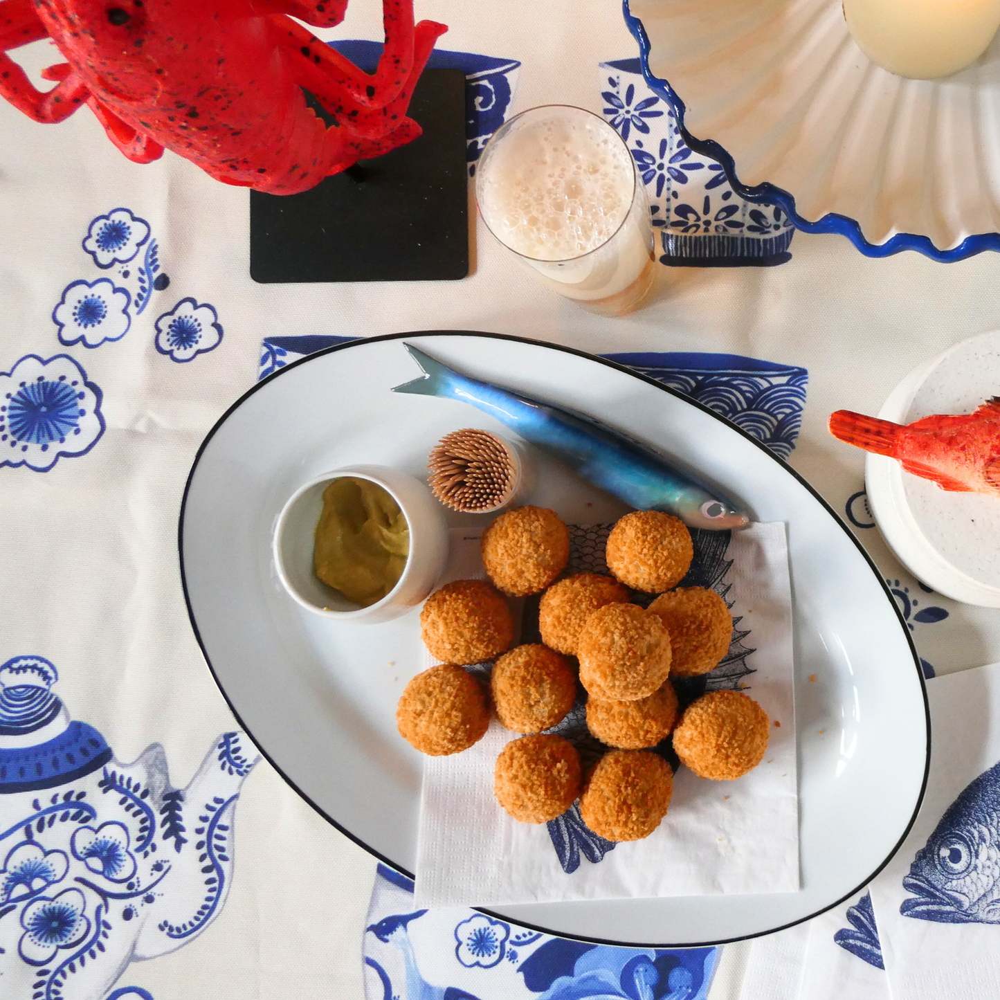 Haring/Alaccia Borrelbord met klein dipbakje - Ovaal wit serveerbord 35x24cm