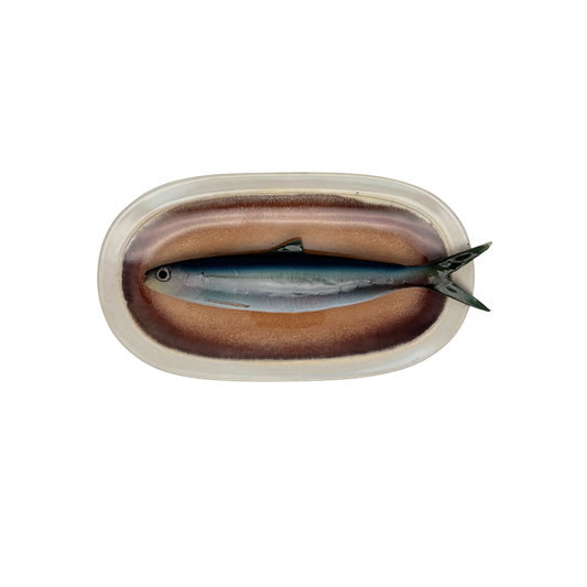 Alaccia/Haring op ovaal bruin bord met lichte rand, 26x25cm