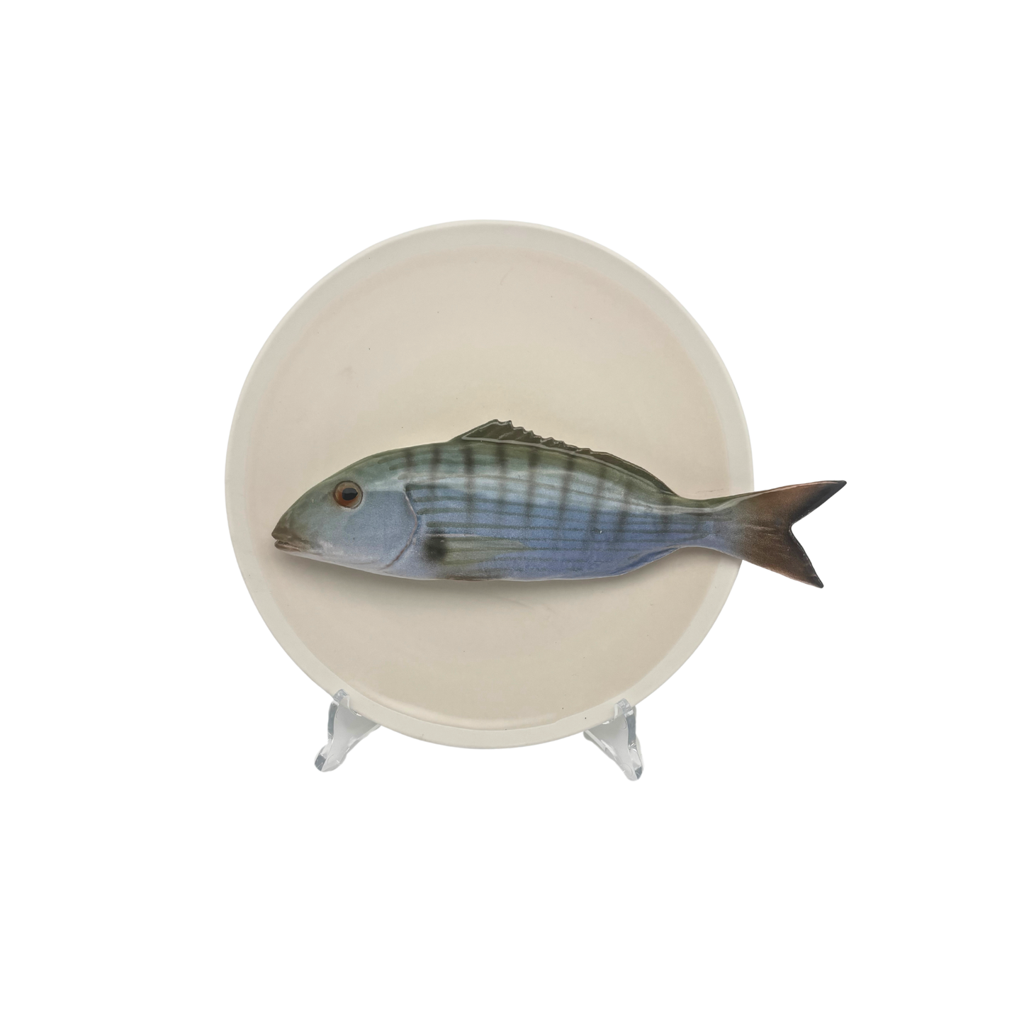 Marmora op een beige bord met lichte rand, 21 cm