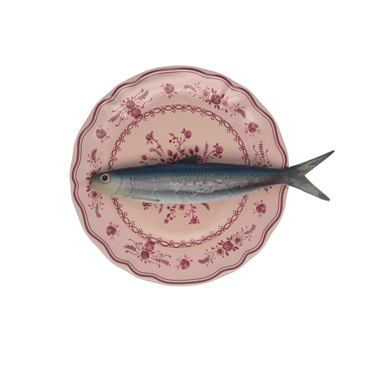 Alaccia/Haring op poederroze bord met rode decoratie 21 cm