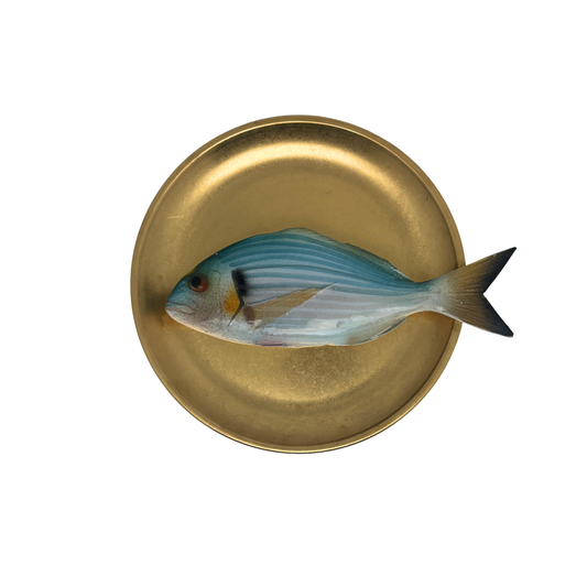 Orata medio op antique goud bord, 20 cm rond