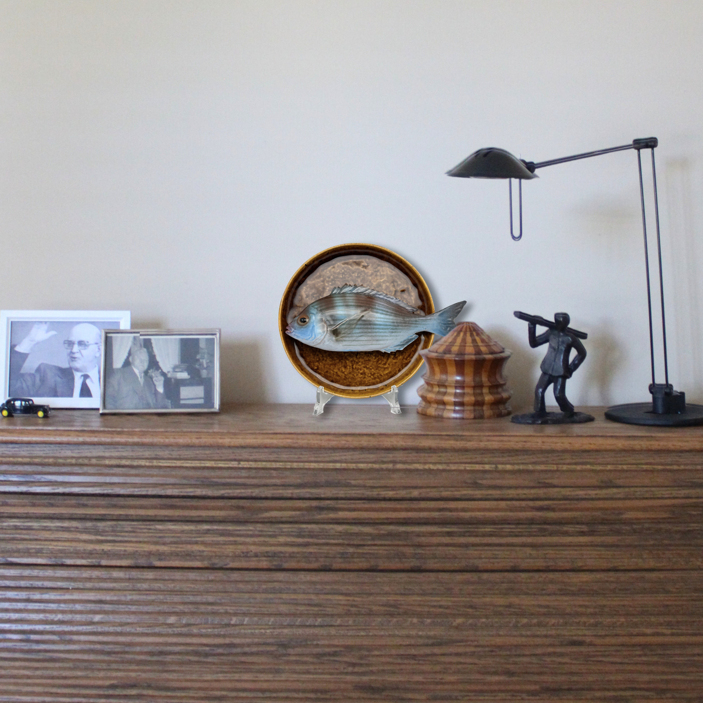 Tanuta op donker bruin bord, 22 cm rond